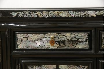 中古　美品　高級品　韓国民芸家具　圧巻!　繊細な螺鈿(ラデン)細工が美しく描かれたローボード(テレビ台、収納棚、戸棚、リビングボード)(R-058851)