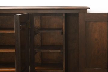 中古　松本民芸家具　凝ったデザインの幕板とクラシカルな佇まいが魅力の下駄箱(靴箱、収納棚、戸棚、サイドキャビネット)(R-058853)