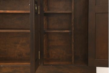 中古　松本民芸家具　凝ったデザインの幕板とクラシカルな佇まいが魅力の下駄箱(靴箱、収納棚、戸棚、サイドキャビネット)(R-058853)