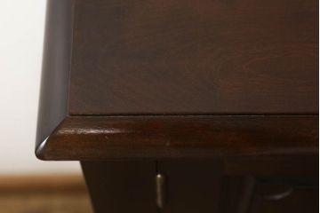 中古　松本民芸家具　凝ったデザインの幕板とクラシカルな佇まいが魅力の下駄箱(靴箱、収納棚、戸棚、サイドキャビネット)(R-058853)