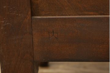 中古　松本民芸家具　凝ったデザインの幕板とクラシカルな佇まいが魅力の下駄箱(靴箱、収納棚、戸棚、サイドキャビネット)(R-058853)