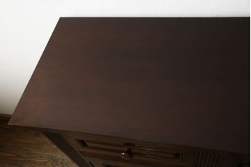 中古　美品　松本民芸家具　クラシカルな雰囲気とモダンなデザインが魅力のリード型サイドボード(サイドキャビネット、収納棚、戸棚)(定価約59万円)(R-058867)