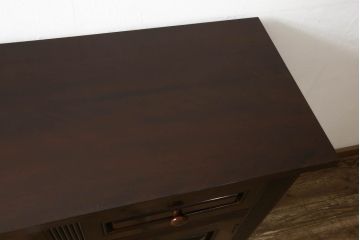 中古　美品　松本民芸家具　クラシカルな雰囲気とモダンなデザインが魅力のリード型サイドボード(サイドキャビネット、収納棚、戸棚)(定価約59万円)(R-058867)