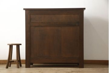 中古　美品　松本民芸家具　クラシカルな雰囲気とモダンなデザインが魅力のリード型サイドボード(サイドキャビネット、収納棚、戸棚)(定価約59万円)(R-058867)