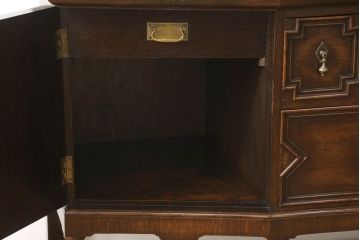 アンティーク家具　オーク材　凝った作りの上手物!　クラシカルなサイドボード(収納棚、キャビネット、戸棚)(R-058868)