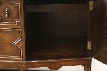 アンティーク家具　オーク材　凝った作りの上手物!　クラシカルなサイドボード(収納棚、キャビネット、戸棚)(R-058868)