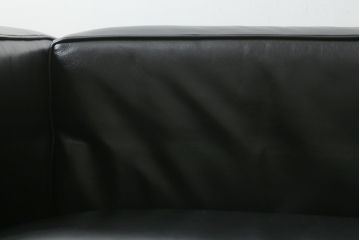 中古　美品　Cassina(カッシーナ)　ル・コルビュジエ(Le Corbusier)  LC3 　DURABLE(デュラーブル)　スタイリッシュな空間を演出する1人掛けソファ(1Pソファ、一人掛け)(定価推定約125万円)(R-058870)