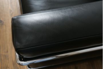 中古　美品　Cassina(カッシーナ)　ル・コルビュジエ(Le Corbusier)  LC3 　DURABLE(デュラーブル)　スタイリッシュな空間を演出する1人掛けソファ(1Pソファ、一人掛け)(定価推定約125万円)(R-058870)