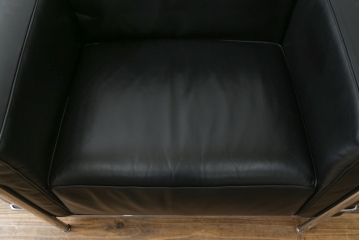 中古　美品　Cassina(カッシーナ)　ル・コルビュジエ(Le Corbusier)  LC3 　DURABLE(デュラーブル)　スタイリッシュな空間を演出する1人掛けソファ(1Pソファ、一人掛け)(定価推定約125万円)(R-058870)