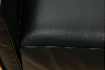 中古　美品　Cassina(カッシーナ)　ル・コルビュジエ(Le Corbusier)  LC3 　DURABLE(デュラーブル)　スタイリッシュな空間を演出する1人掛けソファ(1Pソファ、一人掛け)(定価推定約125万円)(R-058870)