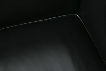 中古　美品　Cassina(カッシーナ)　ル・コルビュジエ(Le Corbusier)  LC3 　DURABLE(デュラーブル)　スタイリッシュな空間を演出する1人掛けソファ(1Pソファ、一人掛け)(定価推定約125万円)(R-058870)