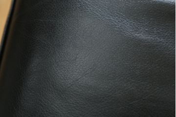 中古　美品　Cassina(カッシーナ)　ル・コルビュジエ(Le Corbusier)  LC3 　DURABLE(デュラーブル)　スタイリッシュな空間を演出する1人掛けソファ(1Pソファ、一人掛け)(定価推定約125万円)(R-058870)