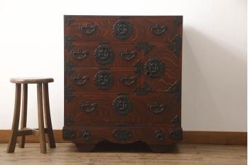 中古　美品　伝統民芸家具　岩谷堂箪笥　本漆　ボリュームのある金具が目を引く小箪笥(車箪笥、和箪笥、収納タンス、サイドチェスト)(R-058880)