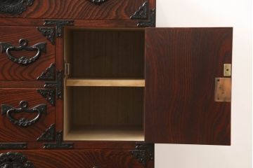 中古　美品　伝統民芸家具　岩谷堂箪笥　本漆　ボリュームのある金具が目を引く小箪笥(車箪笥、和箪笥、収納タンス、サイドチェスト)(R-058880)