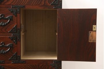 中古　美品　伝統民芸家具　岩谷堂箪笥　本漆　ボリュームのある金具が目を引く小箪笥(車箪笥、和箪笥、収納タンス、サイドチェスト)(R-058880)
