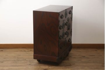 中古　美品　伝統民芸家具　岩谷堂箪笥　本漆　ボリュームのある金具が目を引く小箪笥(車箪笥、和箪笥、収納タンス、サイドチェスト)(R-058880)