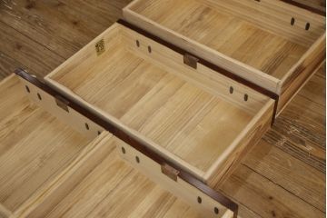 中古　美品　伝統民芸家具　岩谷堂箪笥　本漆　ボリュームのある金具が目を引く小箪笥(車箪笥、和箪笥、収納タンス、サイドチェスト)(R-058880)