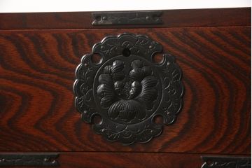 中古　美品　伝統民芸家具　岩谷堂箪笥　本漆　ボリュームのある金具が目を引く小箪笥(車箪笥、和箪笥、収納タンス、サイドチェスト)(R-058880)
