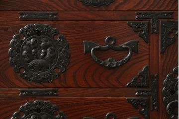 中古　美品　伝統民芸家具　岩谷堂箪笥　本漆　ボリュームのある金具が目を引く小箪笥(車箪笥、和箪笥、収納タンス、サイドチェスト)(R-058880)