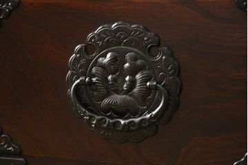 中古　美品　岩谷堂箪笥　どっしりとした重厚感ある佇まいが魅力的なテレビ台(ローボード、収納棚、戸棚、引き出し)(R-058899)