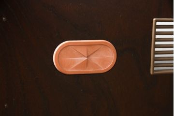 中古　美品　岩谷堂箪笥　どっしりとした重厚感ある佇まいが魅力的なテレビ台(ローボード、収納棚、戸棚、引き出し)(R-058899)