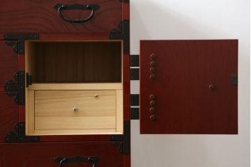 中古　美品　国産民芸家具　欅(ケヤキ)材　青木産業　趣のある和の空間を演出する衣装箪笥(引き出し、和タンス、収納箪笥)(R-058900)