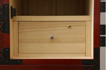 中古　美品　国産民芸家具　欅(ケヤキ)材　青木産業　趣のある和の空間を演出する衣装箪笥(引き出し、和タンス、収納箪笥)(R-058900)