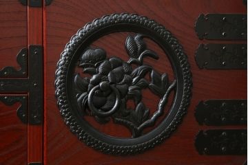 中古　美品　国産民芸家具　欅(ケヤキ)材　青木産業　趣のある和の空間を演出する衣装箪笥(引き出し、和タンス、収納箪笥)(R-058900)