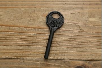 中古　美品　国産民芸家具　欅(ケヤキ)材　青木産業　趣のある和の空間を演出する衣装箪笥(引き出し、和タンス、収納箪笥)(R-058900)