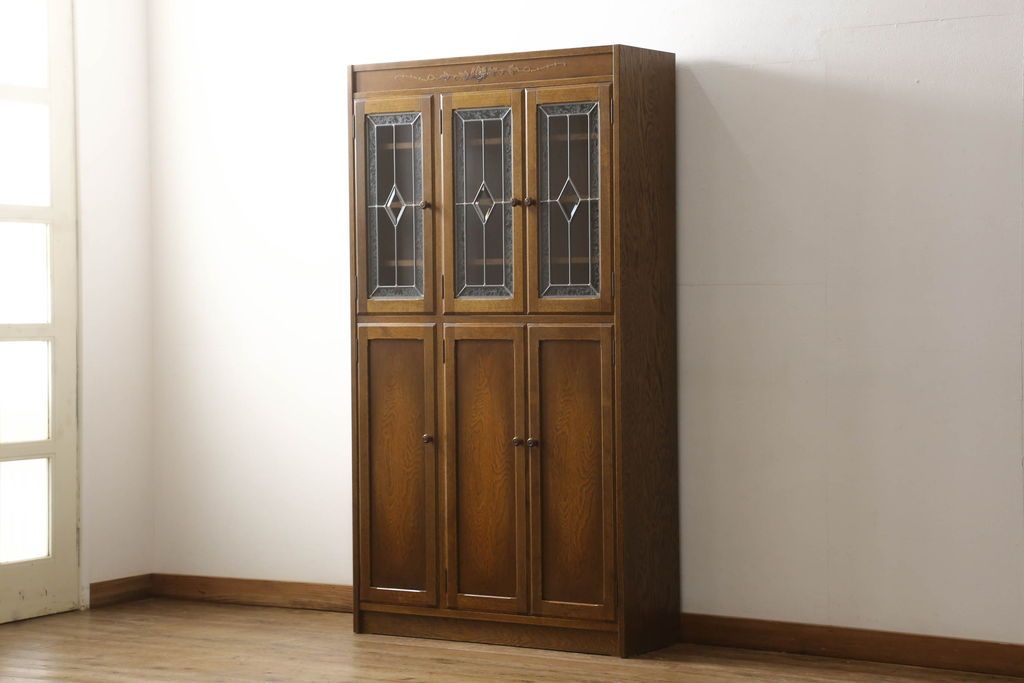 中古　美品　三越伊勢丹　プロパティデザイン　カントリーハウス　Brugge(ブルージュ)　品のある佇まいが美しいステンドグラスキャビネット(食器棚、戸棚、収納棚)(R-058907)