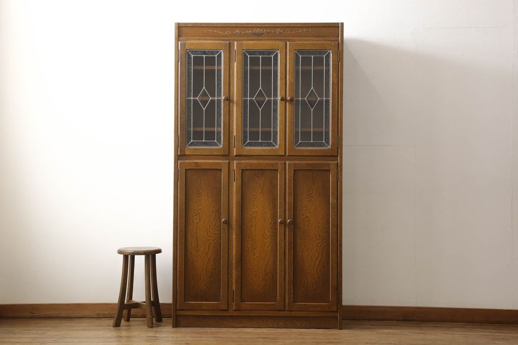 中古　美品　三越伊勢丹　プロパティデザイン　カントリーハウス　Brugge(ブルージュ)　品のある佇まいが美しいステンドグラスキャビネット(食器棚、戸棚、収納棚)(R-058907)