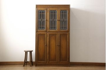 中古　美品　三越伊勢丹　プロパティデザイン　カントリーハウス　Brugge(ブルージュ)　品のある佇まいが美しいステンドグラスキャビネット(食器棚、戸棚、収納棚)(R-058907)