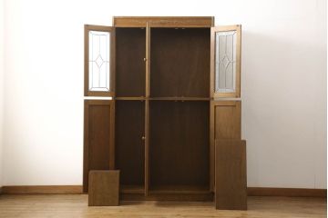 中古　美品　三越伊勢丹　プロパティデザイン　カントリーハウス　Brugge(ブルージュ)　品のある佇まいが美しいステンドグラスキャビネット(食器棚、戸棚、収納棚)(R-058907)