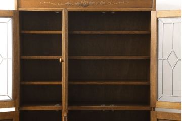 中古　美品　三越伊勢丹　プロパティデザイン　カントリーハウス　Brugge(ブルージュ)　品のある佇まいが美しいステンドグラスキャビネット(食器棚、戸棚、収納棚)(R-058907)