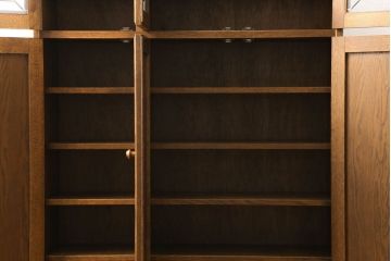 中古　美品　三越伊勢丹　プロパティデザイン　カントリーハウス　Brugge(ブルージュ)　品のある佇まいが美しいステンドグラスキャビネット(食器棚、戸棚、収納棚)(R-058907)