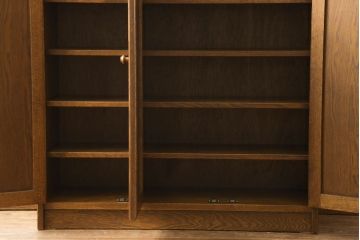 中古　美品　三越伊勢丹　プロパティデザイン　カントリーハウス　Brugge(ブルージュ)　品のある佇まいが美しいステンドグラスキャビネット(食器棚、戸棚、収納棚)(R-058907)