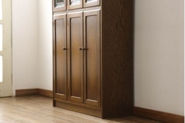 中古　美品　三越伊勢丹　プロパティデザイン　カントリーハウス　Brugge(ブルージュ)　品のある佇まいが美しいステンドグラスキャビネット(食器棚、戸棚、収納棚)(R-058907)