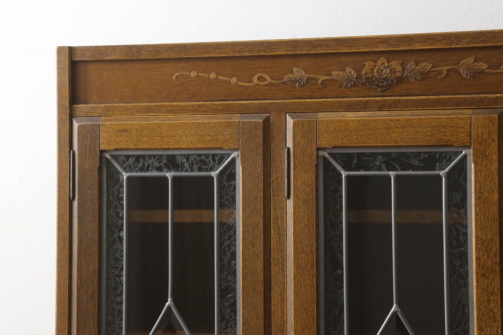 中古　美品　三越伊勢丹　プロパティデザイン　カントリーハウス　Brugge(ブルージュ)　品のある佇まいが美しいステンドグラスキャビネット(食器棚、戸棚、収納棚)(R-058907)