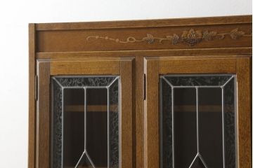 中古　美品　三越伊勢丹　プロパティデザイン　カントリーハウス　Brugge(ブルージュ)　品のある佇まいが美しいステンドグラスキャビネット(食器棚、戸棚、収納棚)(R-058907)