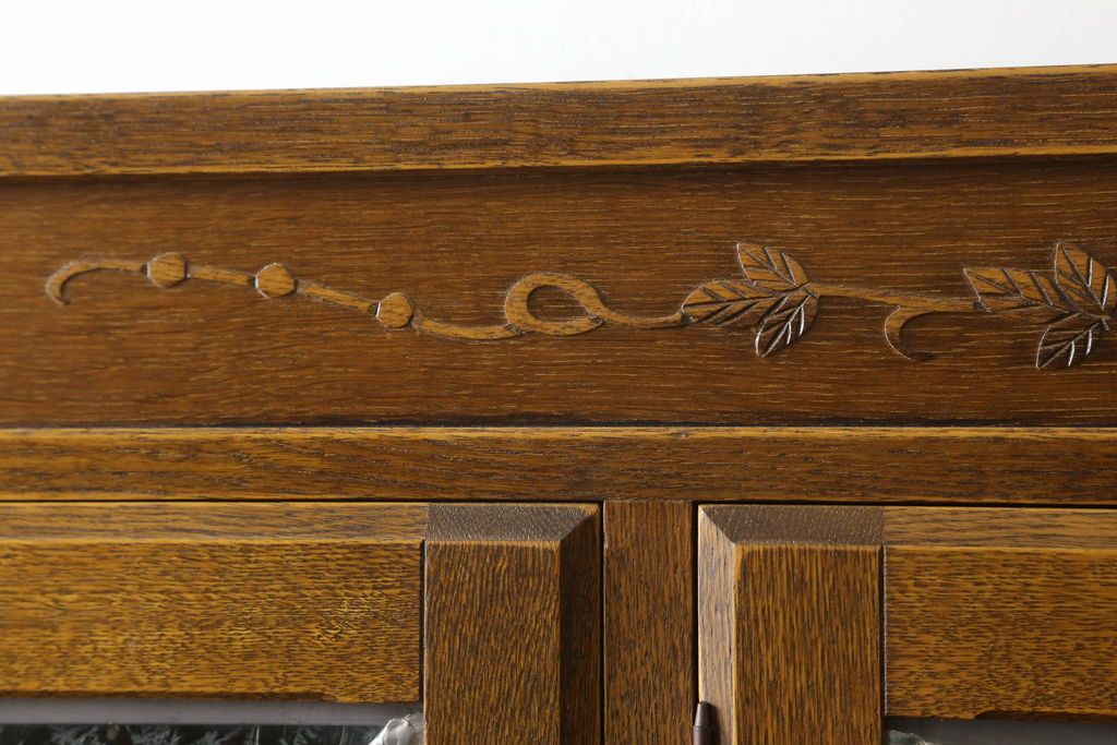 中古　美品　三越伊勢丹　プロパティデザイン　カントリーハウス　Brugge(ブルージュ)　品のある佇まいが美しいステンドグラスキャビネット(食器棚、戸棚、収納棚)(R-058907)