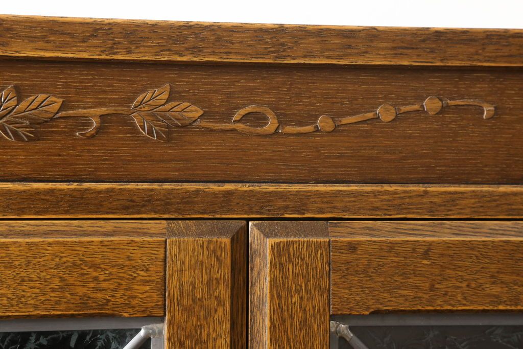 中古　美品　三越伊勢丹　プロパティデザイン　カントリーハウス　Brugge(ブルージュ)　品のある佇まいが美しいステンドグラスキャビネット(食器棚、戸棚、収納棚)(R-058907)