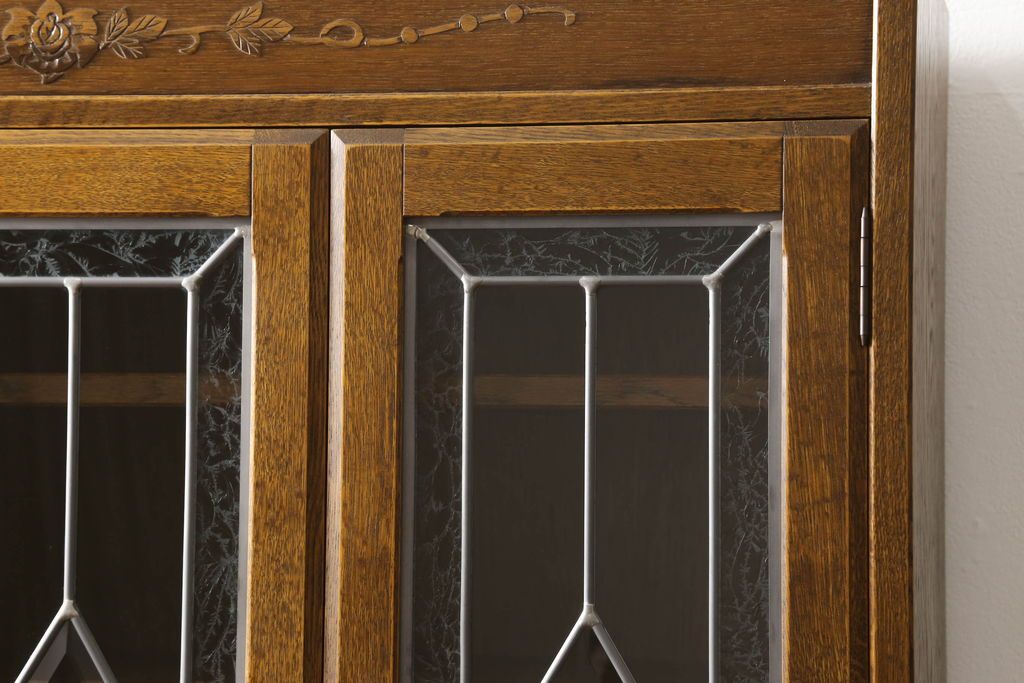 中古　美品　三越伊勢丹　プロパティデザイン　カントリーハウス　Brugge(ブルージュ)　品のある佇まいが美しいステンドグラスキャビネット(食器棚、戸棚、収納棚)(R-058907)