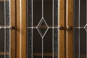 中古　美品　三越伊勢丹　プロパティデザイン　カントリーハウス　Brugge(ブルージュ)　品のある佇まいが美しいステンドグラスキャビネット(食器棚、戸棚、収納棚)(R-058907)