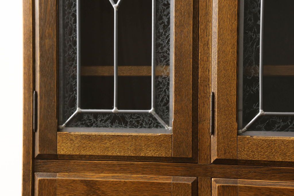 中古　美品　三越伊勢丹　プロパティデザイン　カントリーハウス　Brugge(ブルージュ)　品のある佇まいが美しいステンドグラスキャビネット(食器棚、戸棚、収納棚)(R-058907)