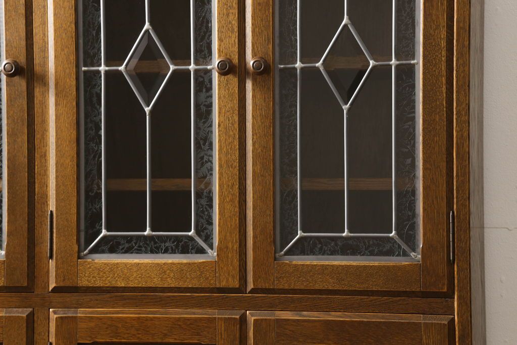 中古　美品　三越伊勢丹　プロパティデザイン　カントリーハウス　Brugge(ブルージュ)　品のある佇まいが美しいステンドグラスキャビネット(食器棚、戸棚、収納棚)(R-058907)