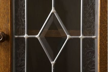 中古　美品　三越伊勢丹　プロパティデザイン　カントリーハウス　Brugge(ブルージュ)　品のある佇まいが美しいステンドグラスキャビネット(食器棚、戸棚、収納棚)(R-058907)