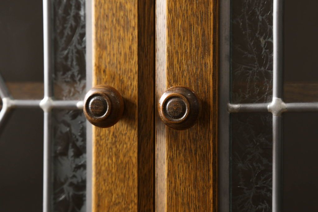 中古　美品　三越伊勢丹　プロパティデザイン　カントリーハウス　Brugge(ブルージュ)　品のある佇まいが美しいステンドグラスキャビネット(食器棚、戸棚、収納棚)(R-058907)