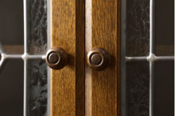 中古　美品　三越伊勢丹　プロパティデザイン　カントリーハウス　Brugge(ブルージュ)　品のある佇まいが美しいステンドグラスキャビネット(食器棚、戸棚、収納棚)(R-058907)