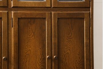 中古　美品　三越伊勢丹　プロパティデザイン　カントリーハウス　Brugge(ブルージュ)　品のある佇まいが美しいステンドグラスキャビネット(食器棚、戸棚、収納棚)(R-058907)