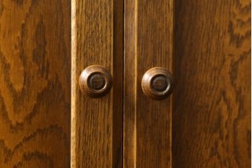 中古　美品　三越伊勢丹　プロパティデザイン　カントリーハウス　Brugge(ブルージュ)　品のある佇まいが美しいステンドグラスキャビネット(食器棚、戸棚、収納棚)(R-058907)